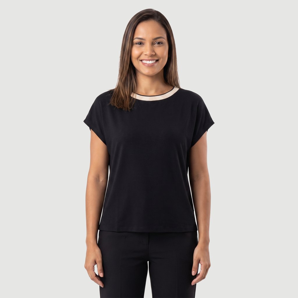 Blusa Regular Feminina Manga Curta em Viscose Preto Urbano